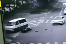 Video: Người phụ nữ đi xe máy tử nạn khi cố chạy cắt đầu ôtô