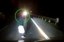 Video: Tài xế phanh cháy đường vì cụ bà chạy sang đường giữa đêm tối