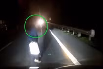 Video: Tài xế phanh cháy đường vì cụ bà chạy sang đường giữa đêm tối