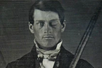 Dầm sắt xuyên đầu và bí ẩn sự sống sóng kỳ diệu nhất nhân loại