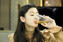 Mỗi tối uống cốc nước này trước khi ngủ trẻ ra 10 tuổi