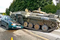 Video: Dừng xe trên phố, tự dưng bị xe tăng lao tới đè nát