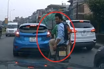Video: Khách tây đi xe ôm nhổ nước bọt khiêu khích người đi đường