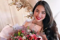 Phạm Hương chiếm sóng với ảnh buông áo cho con bú