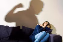 Người cha hơn 10 năm liên tục hành hạ và bỏ đói con trai ruột