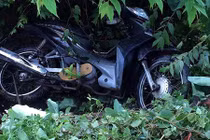 Say rượu bỏ xe chui vào bụi chuối ngủ, mọi người tá hỏa đi tìm