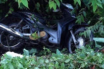 Say rượu bỏ xe chui vào bụi chuối ngủ, mọi người tá hỏa đi tìm