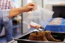 Video: Vì sao không được mang quá 100 ml chất lỏng lên máy bay?