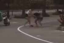 2 cô gái xinh đẹp trường múa đấm đá giữa đường vì ghen tuông