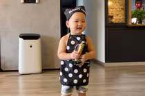 Hình ảnh con trai Trà My Idol hóa đầu bếp nhí siêu đáng yêu