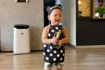 Hình ảnh con trai Trà My Idol hóa đầu bếp nhí siêu đáng yêu