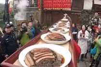 Bữa tiệc hoành tráng 800 mâm, dài 1.000m đón Tết ở khu phố TQ