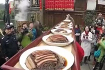 Bữa tiệc hoành tráng 800 mâm, dài 1.000m đón Tết ở khu phố TQ