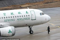 Mẹ ăn vạ bắt máy bay chờ vì con gái "còn bận mua sắm"