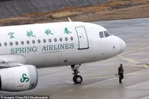 Mẹ ăn vạ bắt máy bay chờ vì con gái "còn bận mua sắm"