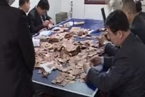 Chôn hơn 6 tỷ xuống đất để cất, 5 năm sau đào lên sốc nặng