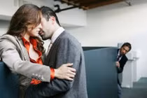 Mất chồng vì 'khoán trắng' cho thư ký trẻ đẹp, đa tình