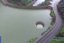 Video: Hố địa ngục chực chờ nuốt chửng du khách khiến mọi người kinh hãi