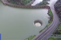 Video: Hố địa ngục chực chờ nuốt chửng du khách khiến mọi người kinh hãi