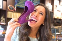 Video: Ăn giày cao gót không sợ gãy răng tại Mỹ