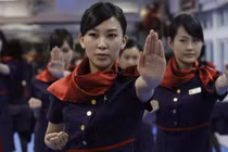 Tiếp viên hàng không xử lý hành khách gây rối trên máy bay ra sao