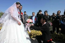 Cặp đôi tổ chức lễ cưới ở nghĩa trang gây sốc