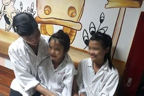 Nhà có 2 con gái cùng có bộ phận sinh dục nam và nữ trên cơ thể