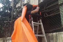 Sếp dễ thương bắc thang che bạt để xe cho nhân viên