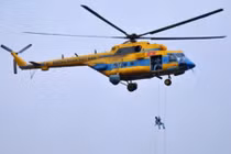 Video: Cứu hộ máy bay rơi, trực thăng thả dây cứu phi công gặp nạn