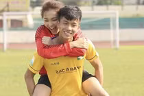 Bạn gái tin đồn của Phan Văn Đức chăm diện bikini, khoe ảnh gợi cảm