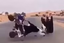 Video: Cận cảnh trò chơi nhảy dây bằng xe máy độc đáo nhất hành tinh