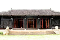 Choáng ngợp với biệt phủ toàn gỗ quý của Hoàng Mập