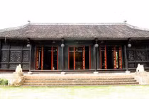 Choáng ngợp với biệt phủ toàn gỗ quý của Hoàng Mập