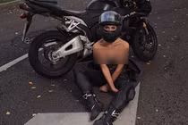 Tay đua nữ gợi cảm chết thảm trong tai nạn giao thông