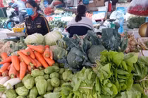 Rau củ quả, thịt lợn giá giảm dần đều ngày cận Tết