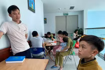 Em nhập viện cấp cứu, anh trai 13 tuổi đạp xe từ Sơn La xuống Hà Nội thăm