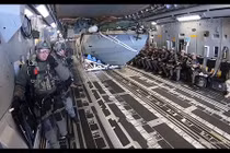 Video: Tàu cao tốc tàng hình Mỹ "nhảy" từ máy bay xuống biển