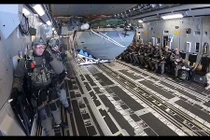 Video: Tàu cao tốc tàng hình Mỹ "nhảy" từ máy bay xuống biển