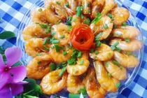 Đổi món với tôm rang mặn ngọt