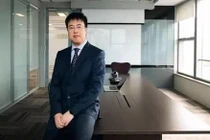 21 tuổi lập nghiệp, 5 năm sau thành tỷ phú, tặng xe hơi cho cả công ty