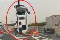 Video: Nữ tài xế lái ôtô đâm vào dải phân cách khiến xe dựng đứng