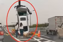 Video: Nữ tài xế lái ôtô đâm vào dải phân cách khiến xe dựng đứng