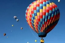 Video: Khinh khí cầu chở 15 người rơi xuống đất ở Australia