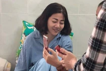 Mai Phương bị bắt cầm phong bì chụp ảnh để chứng minh tiền trao tay?