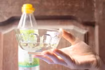 Mẹo tẩy bay vết mốc lâu ngày trên quần áo 