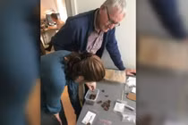 Dò kim loại, đào được "kho báu thủy thần" 2.000 tuổi