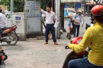 Ông Tây đứng 4 tiếng chặn xe leo vỉa hè: Thấy vui