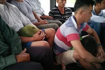 Kinh hoàng xe khách 29 chỗ "nhồi" gấp đôi khách