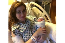 Nữ bác sĩ vừa chuyển dạ vừa đỡ đẻ cho sản phụ khác