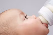 Cho sữa vào trước hay nước vào trước khi pha sữa bột cho con?